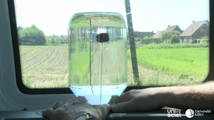 Un accéléromètre avec un récipient rempli d'eau