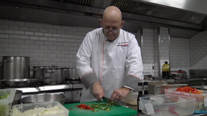 Observation de l'activité du chef cuisinier : couper les légumes